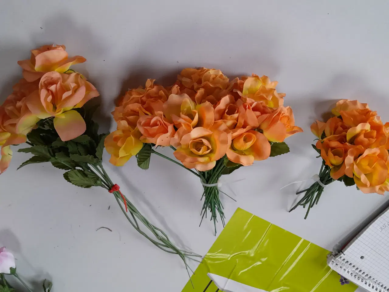 Billede 1 - Diverse Plastik blomster, fra 5,-kr. pr. stk.