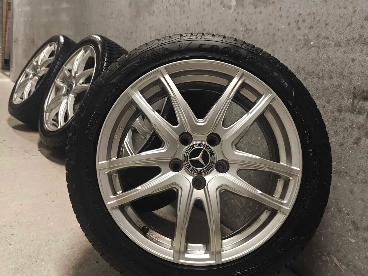 Billede 1 - 4 stk Vinterdæk 225/50R17 – Goodyear – God stand