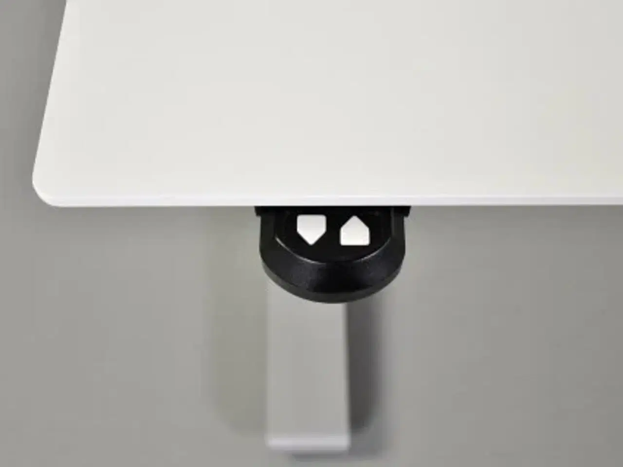 Billede 7 - Hæve-/sænkebord med hvid plade med mavebue på alugrå stel