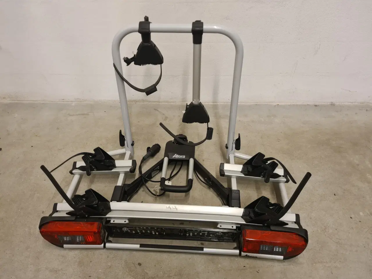 Billede 4 - Cykelholder til to elcykler med vippefunktion