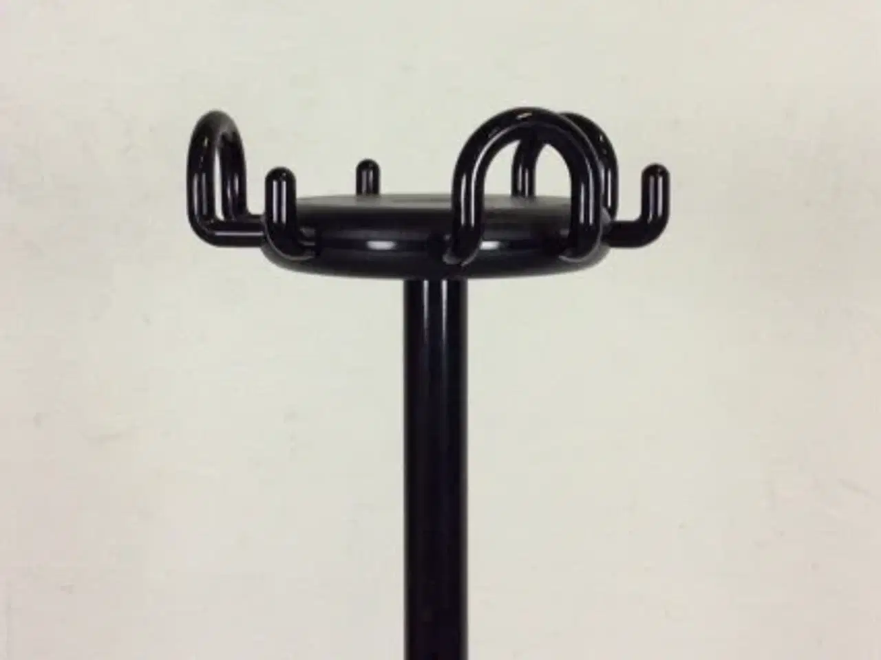 Billede 1 - Stumtjener i sort metal med rund fod, højde ca. 165 cm
