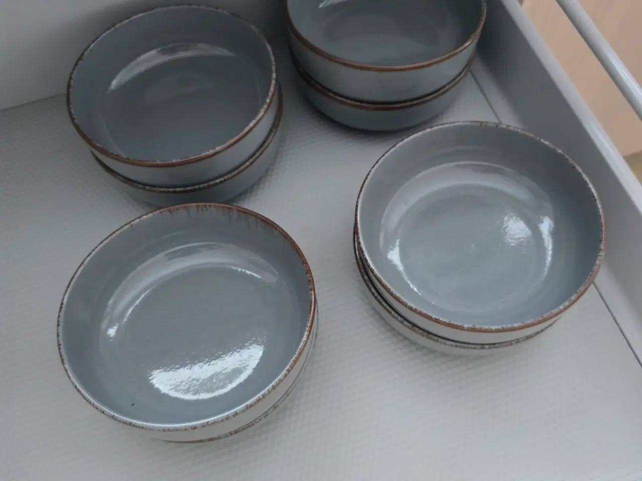 Billede 4 - Talerkner og skåle samt krus.