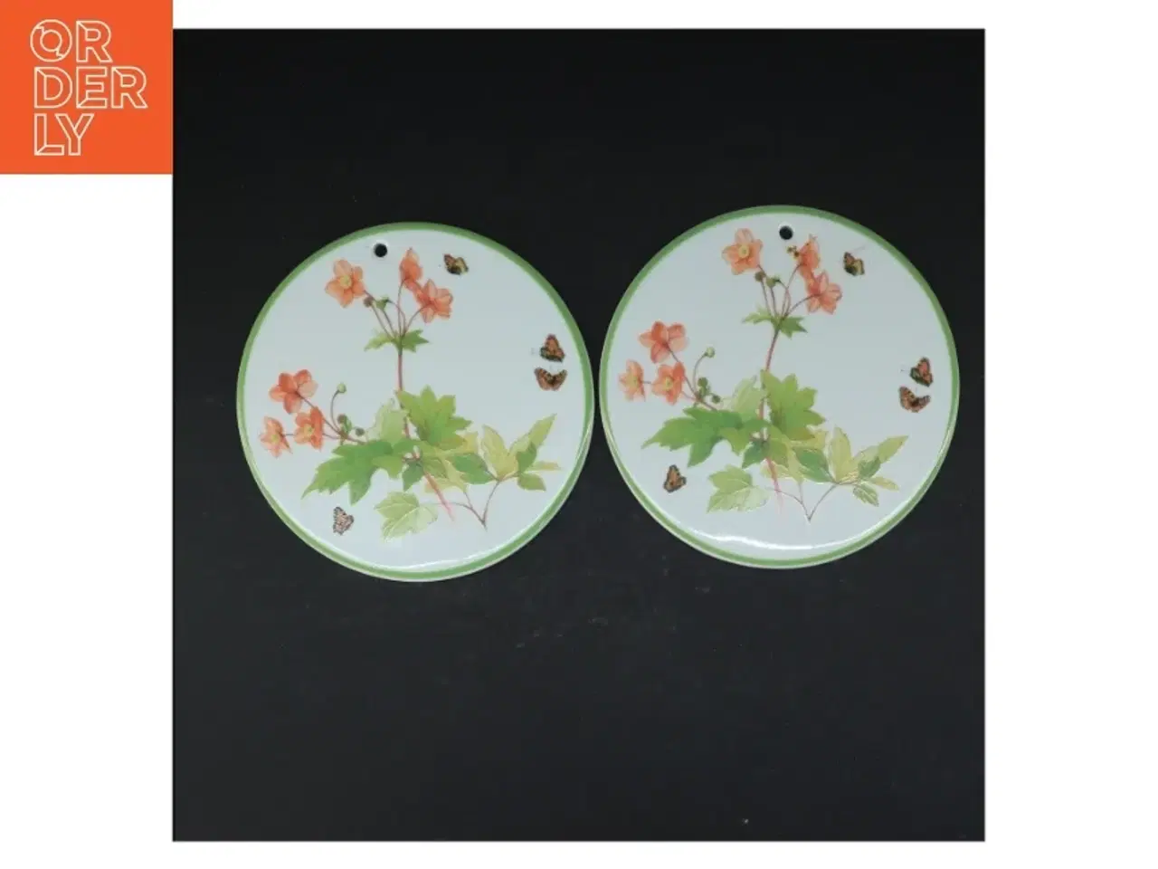 Billede 1 - Porcelænsplatter med sommerfugle- og blomstermotiv (str. 2 styk. ø. 16 cm)
