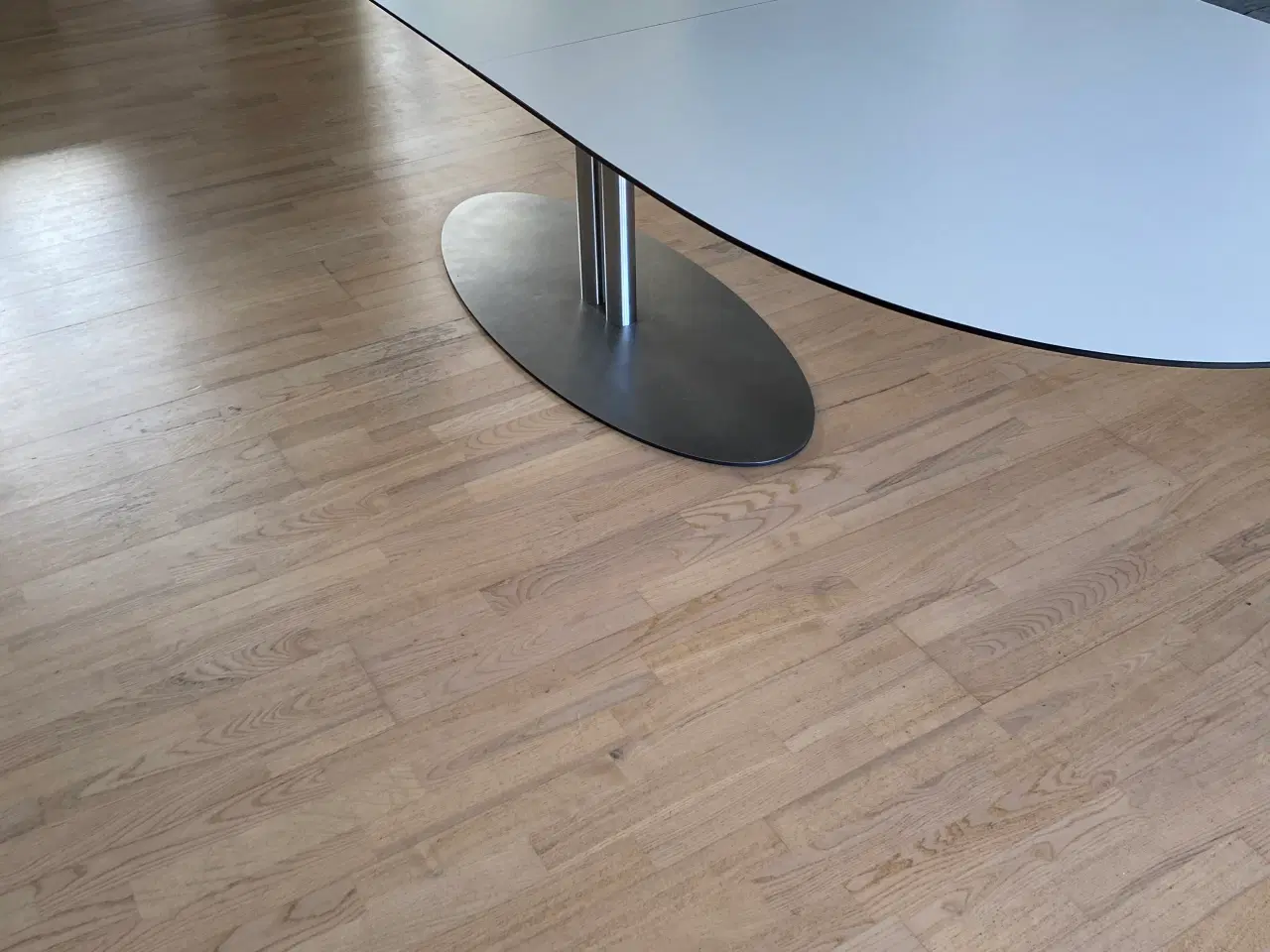 Billede 5 - Hvidt ovalt spisebord med 2 tillægsplader 