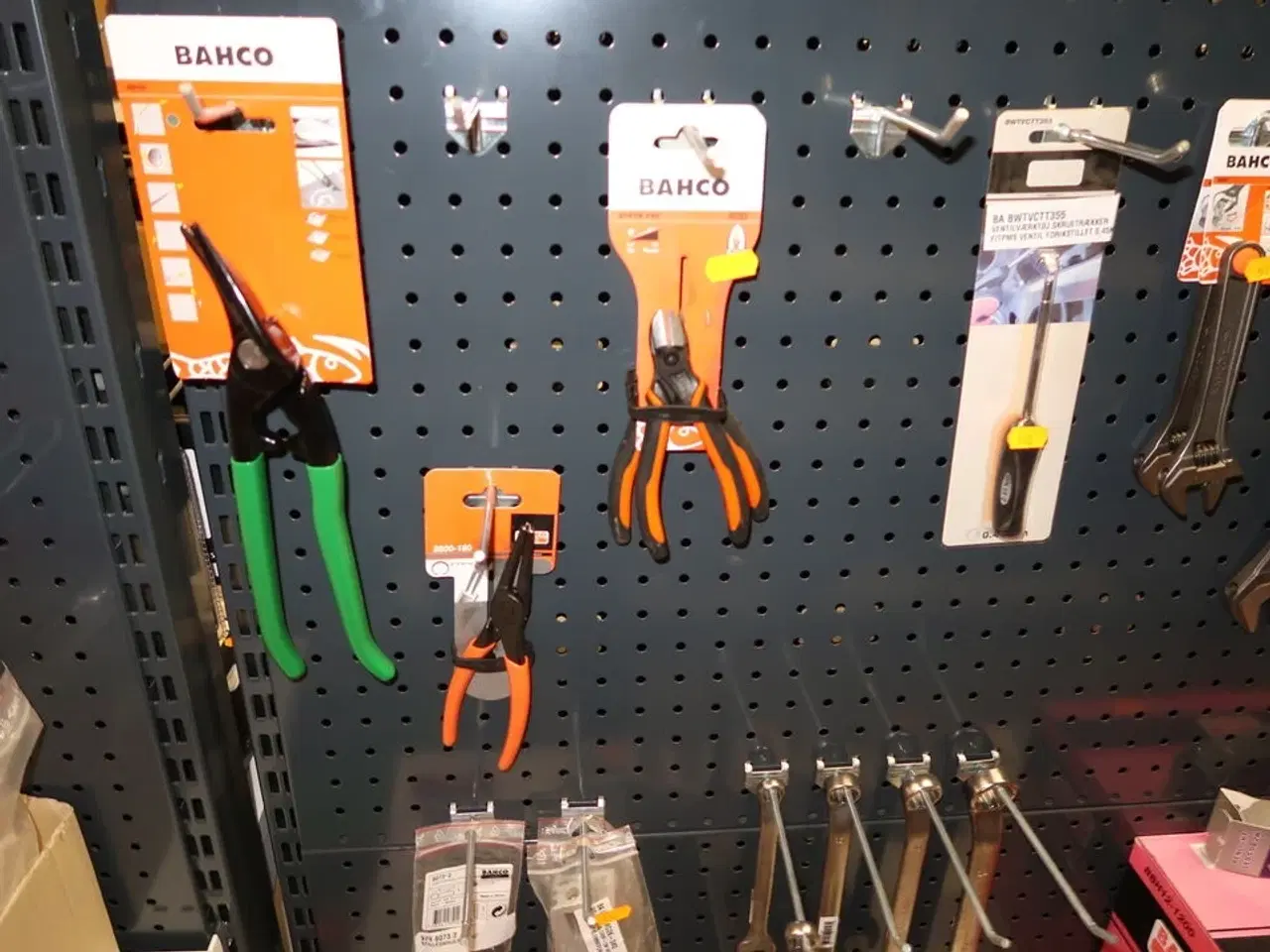 Billede 3 - Div. Værktøj på væg BAHCO