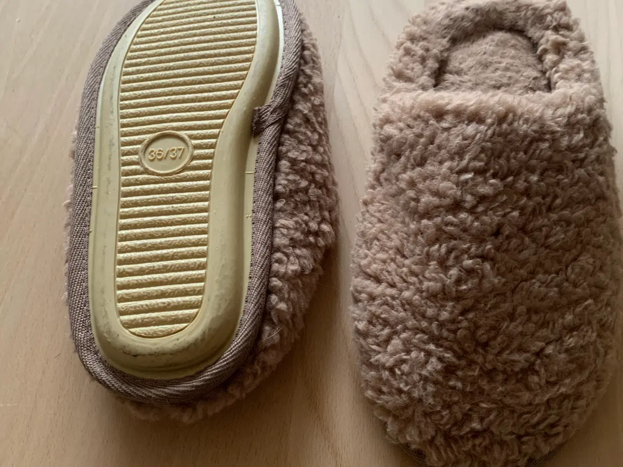 Billede 1 - Nye hjemmesko str. 36/37, beige eller sort