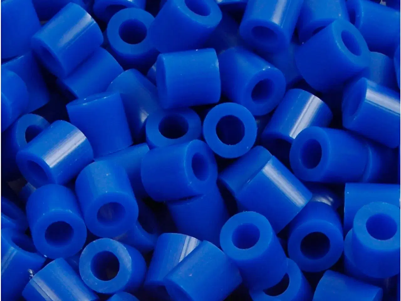 Billede 1 - Rørperler, str. 5x5 mm, hulstr. 2,5 mm, medium, mørk blå (32232), 6000stk./ 1 pk.