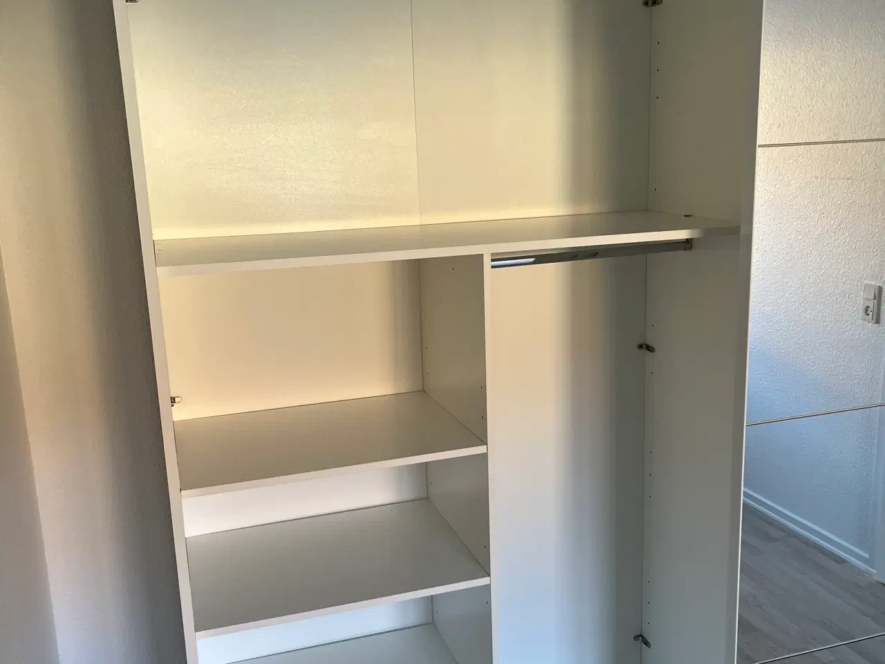 Billede 2 - Klædeskab med skydedøre