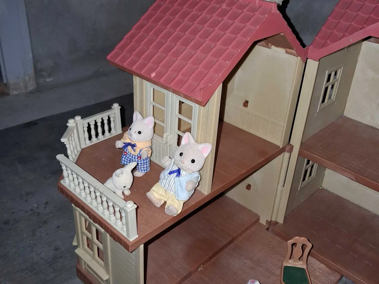 Billede 1 - Sylvanian Families Willow Hall dukkehus. 