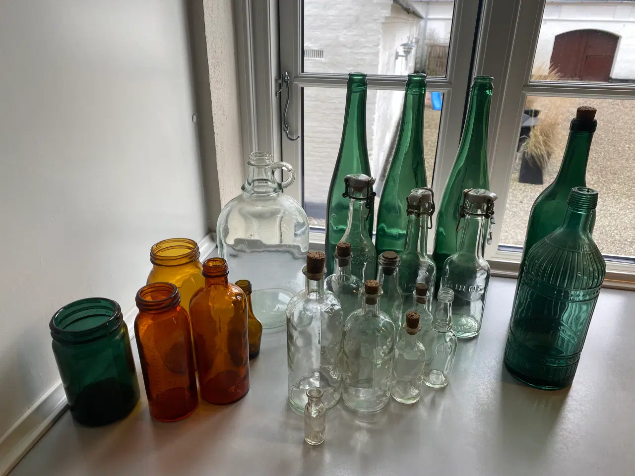 Billede 1 - Samling af gamle flasker.