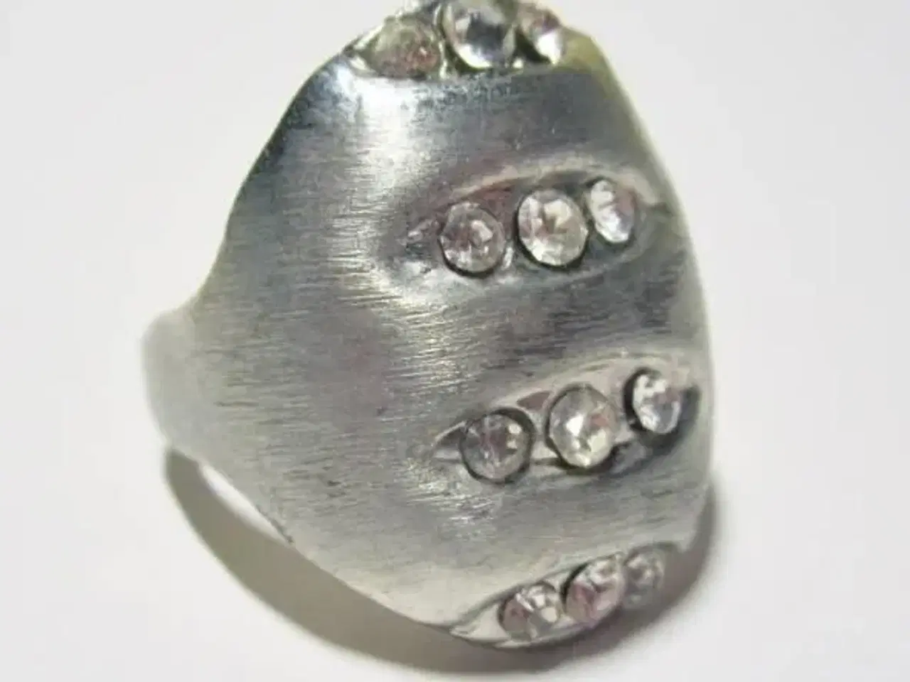 Billede 1 - Stor ring i stål m. zikoner