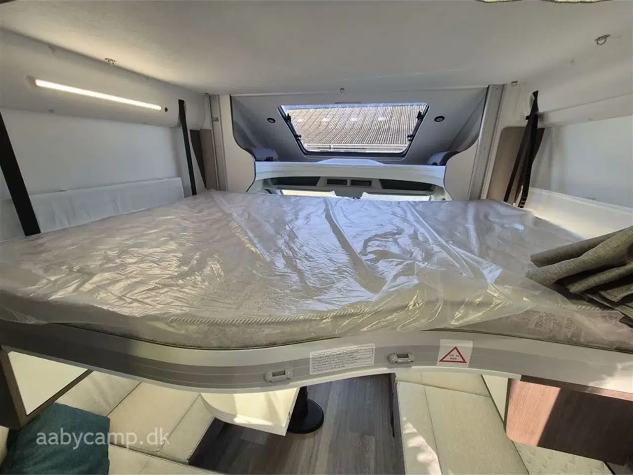 Billede 12 - 2026 - Benimar Tessoro   Nk Pakke. 8 trins Automatgear. 200W solceller. Webasto Dieselfyr. Kompressor køleskab. Køjer bag og sænkeseng Foran.