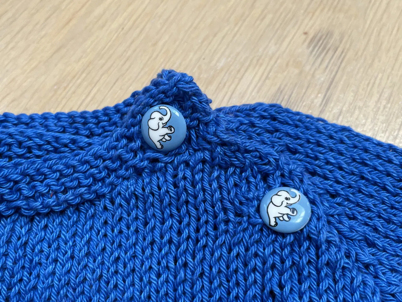 Billede 3 - Strikket bluse str 2-4 mdr