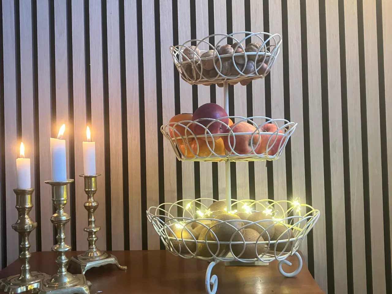 Billede 1 - Frugtkurv i hvid metal med tre niveauer