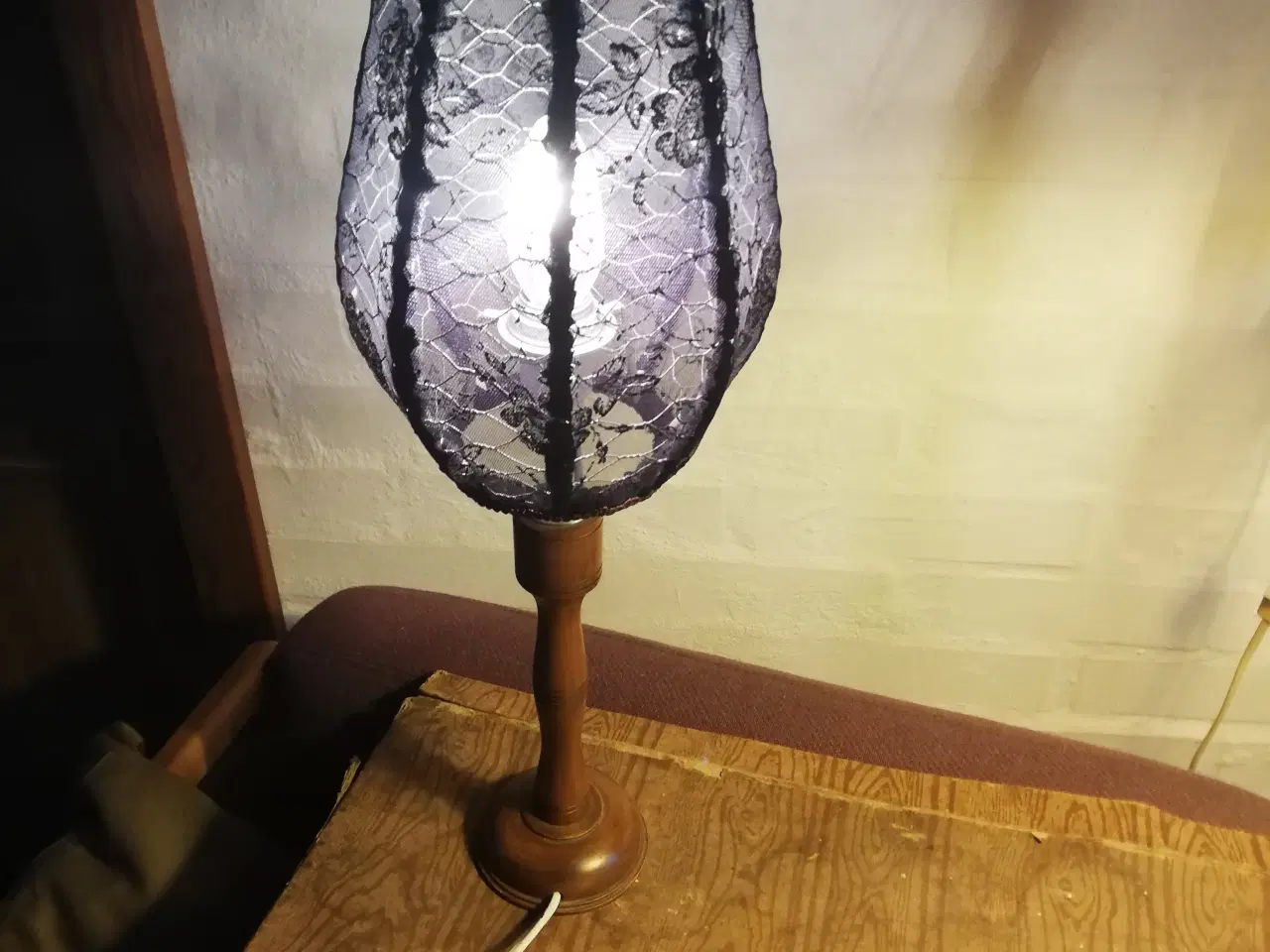 Billede 1 - sød lampe med mahogni fod 