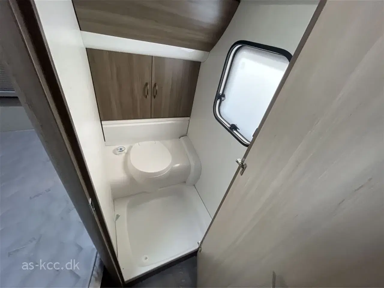 Billede 7 - 2017 - Hobby De Luxe 560 KMFe   Hobby De Luxe 560 KMFE årg. 2017 incl. 6 sovepladser, 6 siddepladser, Nyt Isabella Commodore Dawn 2024, mover, Eclipse12v tv, Sun Blue med stænger