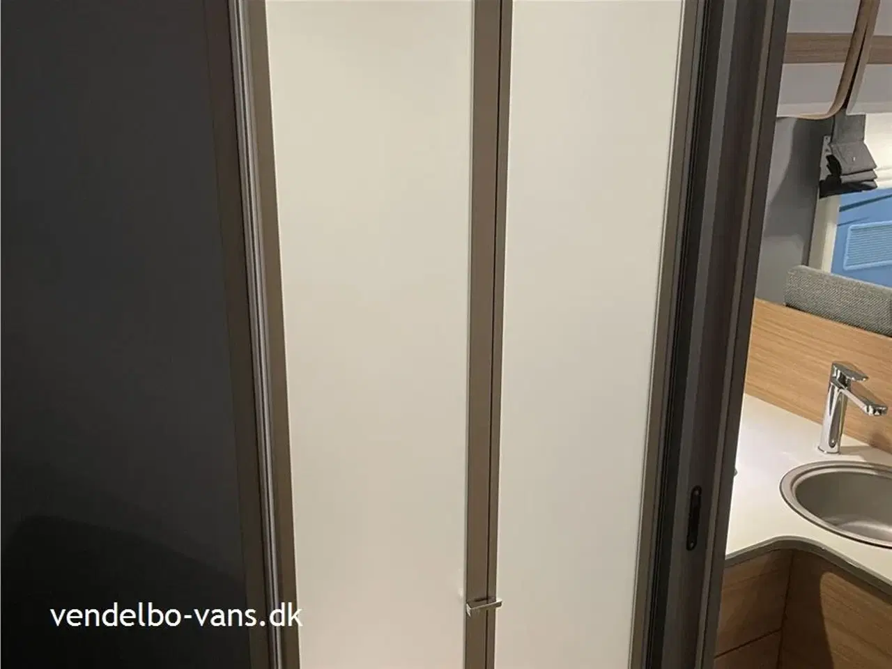 Billede 16 - 2023 - Dethleffs Just T 7052 DBM - 90 Year   Fritstående dobbeltseng med ekstra  stor garage neden under