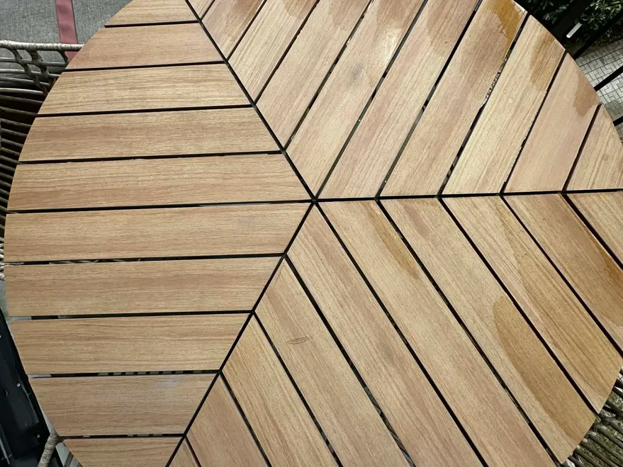 Billede 2 - Rund havebordssæt med træbord og fletstole til alt