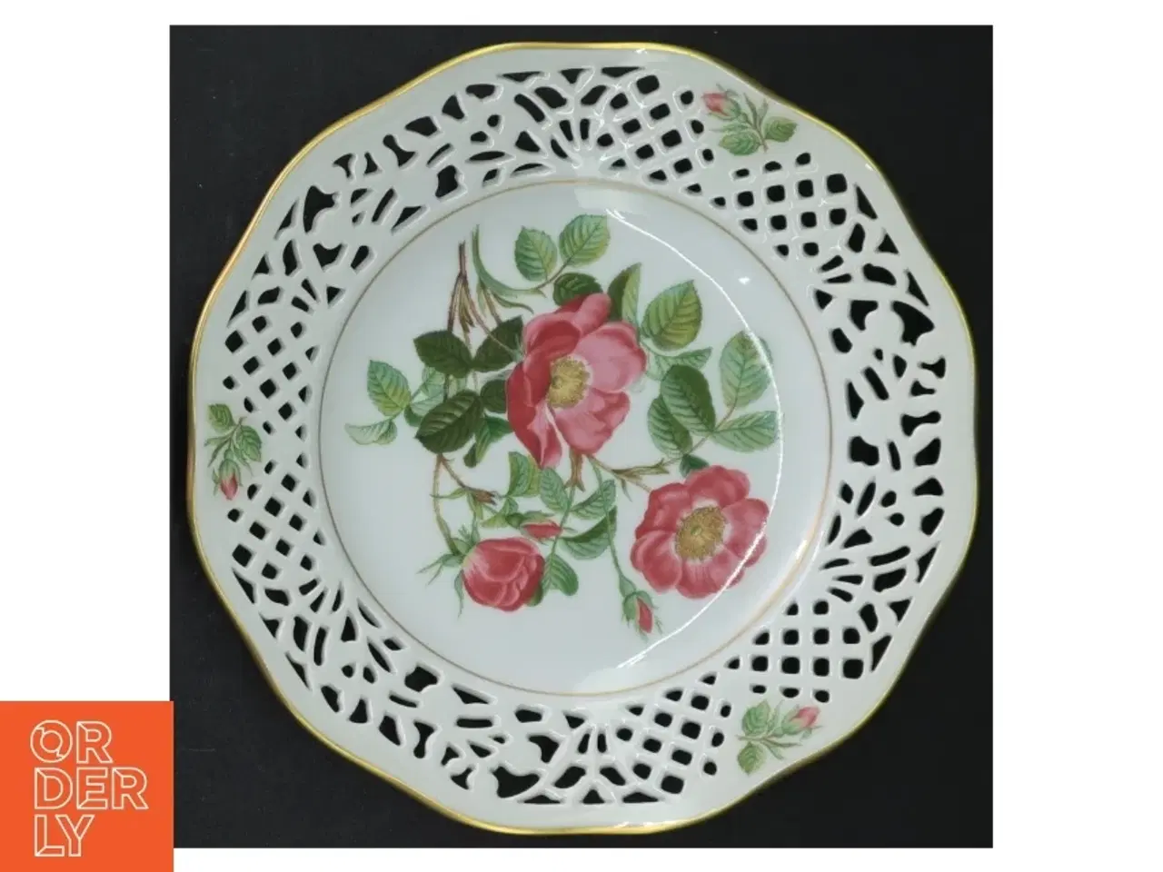Billede 14 - Porcelænstallerken med gennembrudt kant og rosendekoration fra Firkløveren