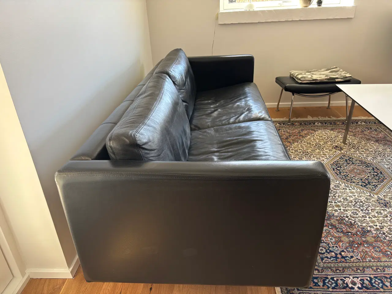 Billede 2 - Sofa i sort skind