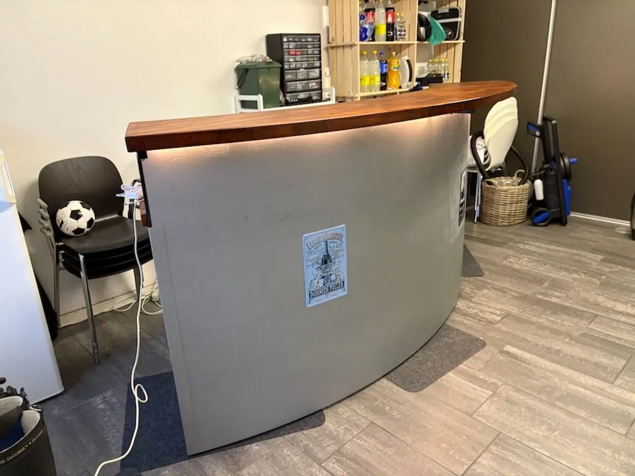 Billede 3 - Bar i stål med bejset bordplade. 