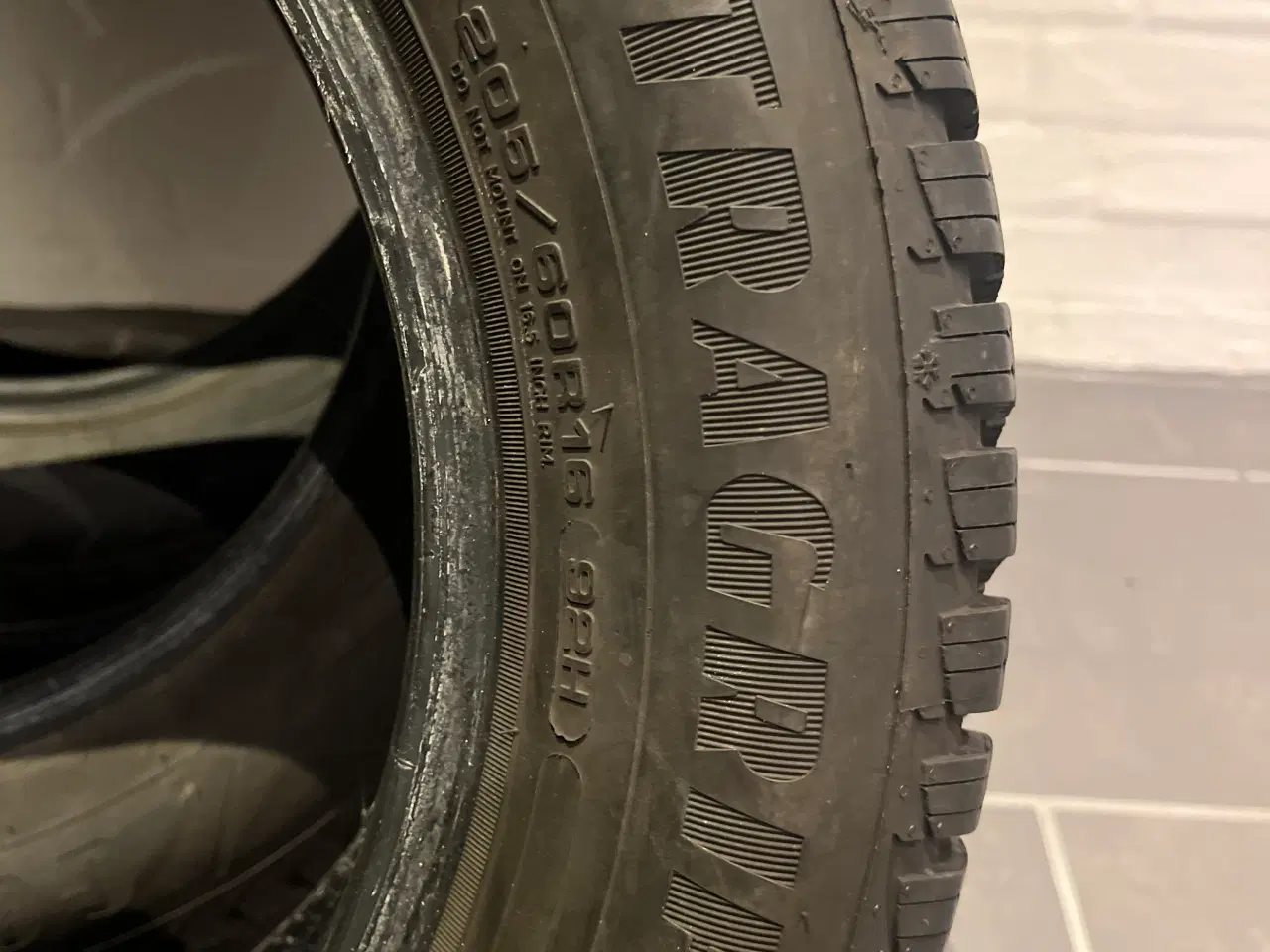 Billede 4 - Vinterdæk GoodYear Ultragrip 9 205/60 R16 92H