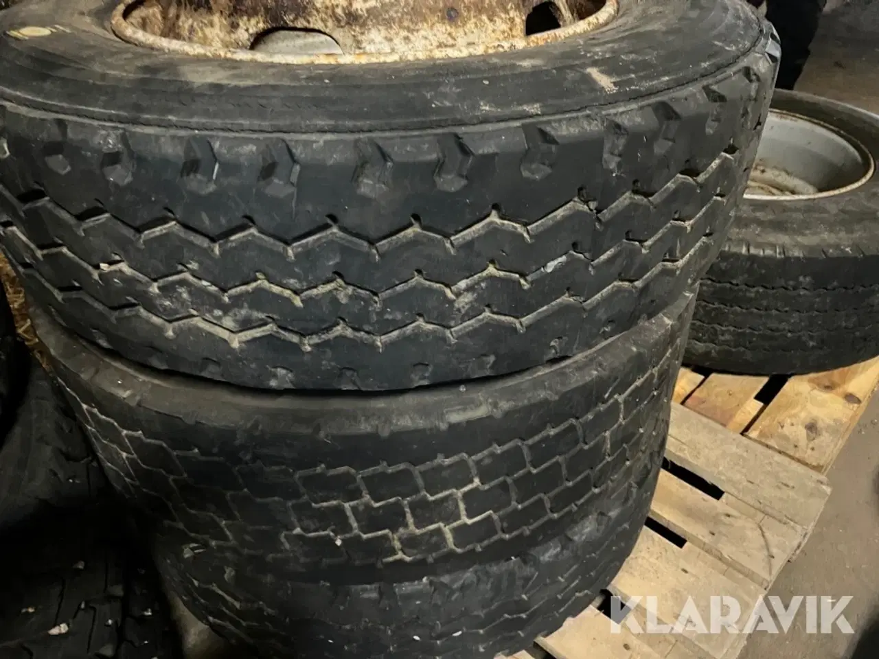 Billede 2 - Dæk med fælg 275/70R22.5 3 styk