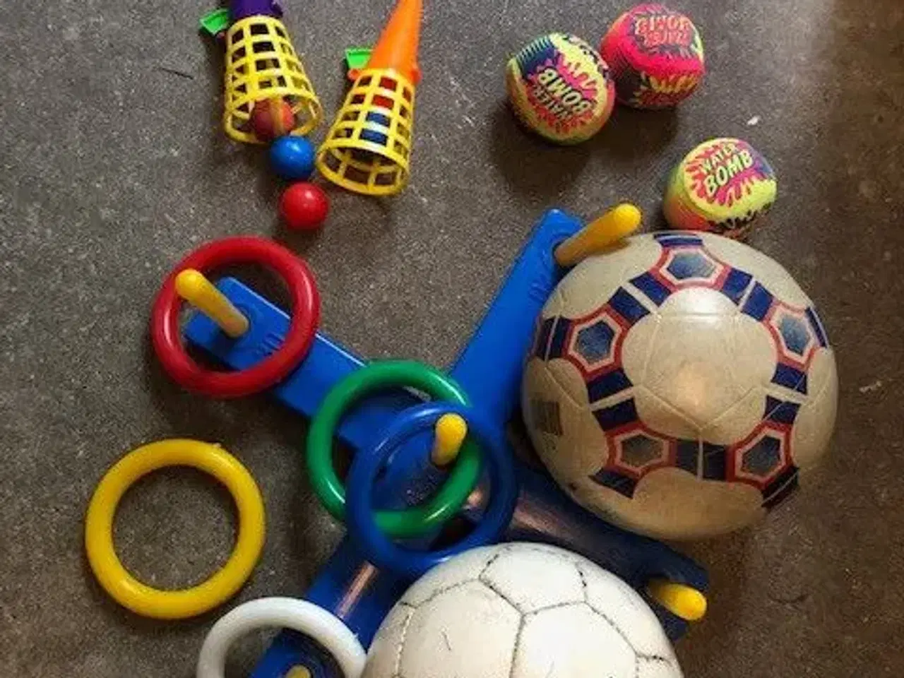 Billede 3 - Legetøj til stranden eller haven. Den hvide fodbol