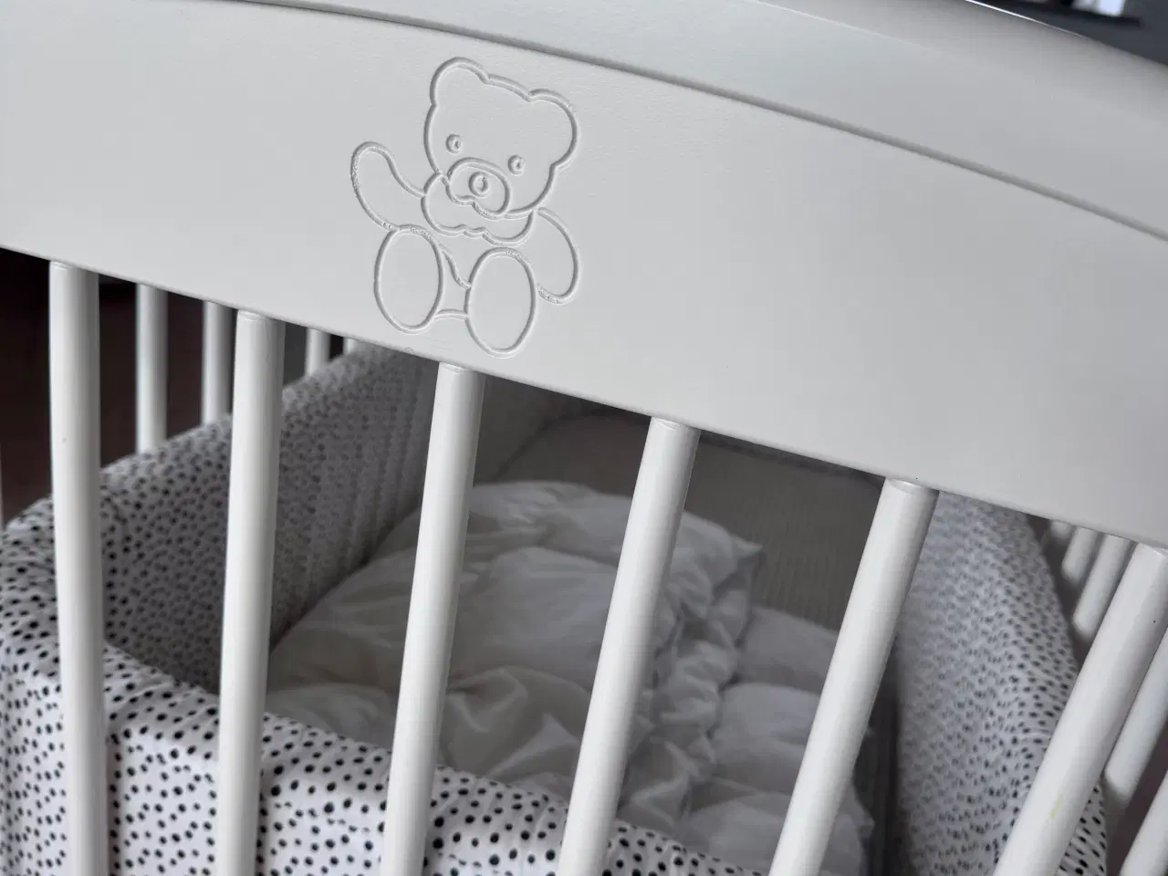 Billede 6 -  Hvid tremmeseng