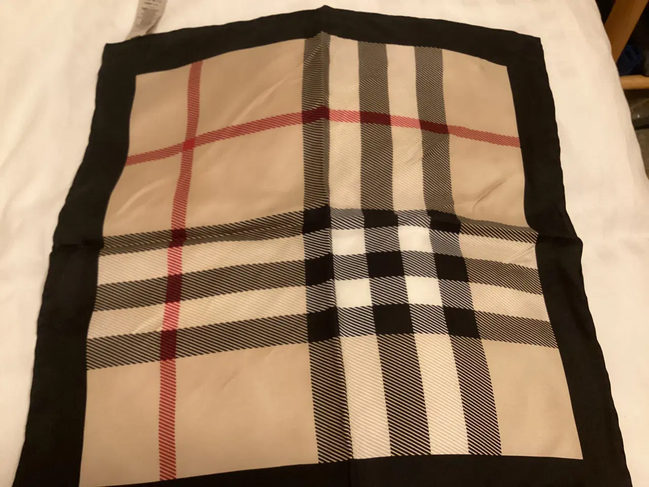 Billede 1 - Sjal, Burberry, str. Square 46 cm x 46 cm
