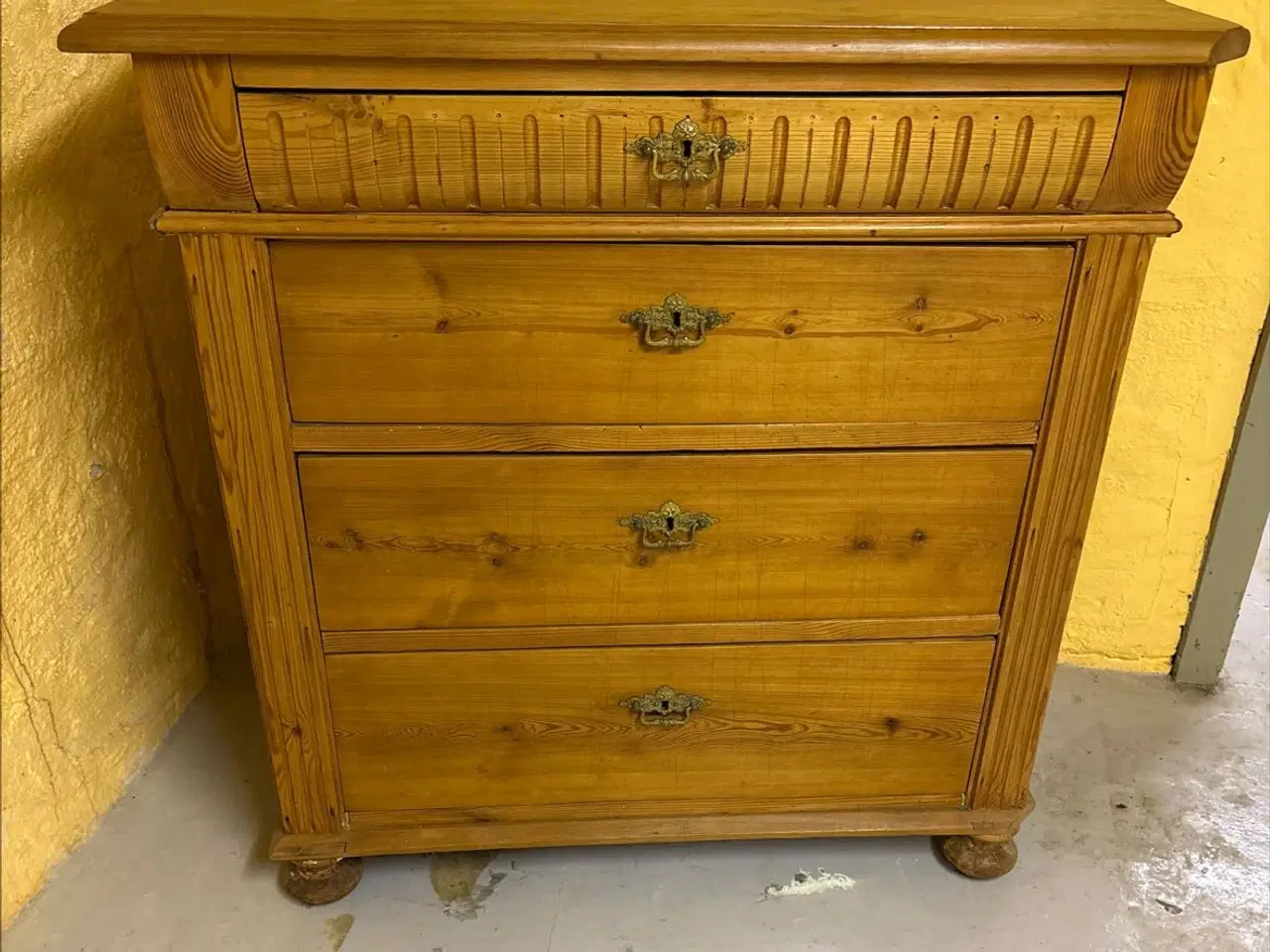 Billede 2 - Kommode afsyret