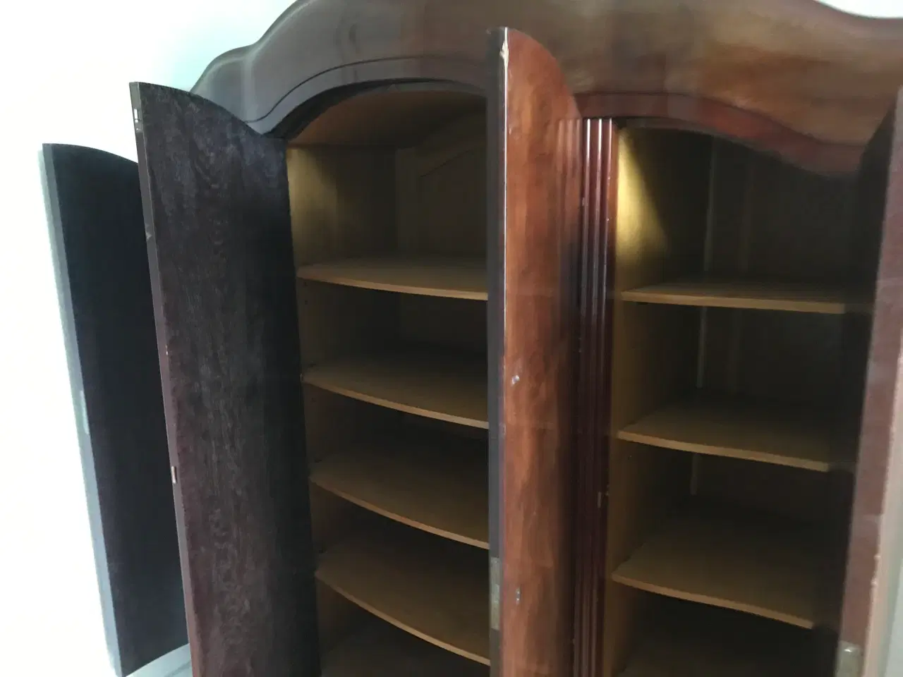 Billede 5 - Dækketøjsskab i maghoni. Antikt. Meget rummeligt.