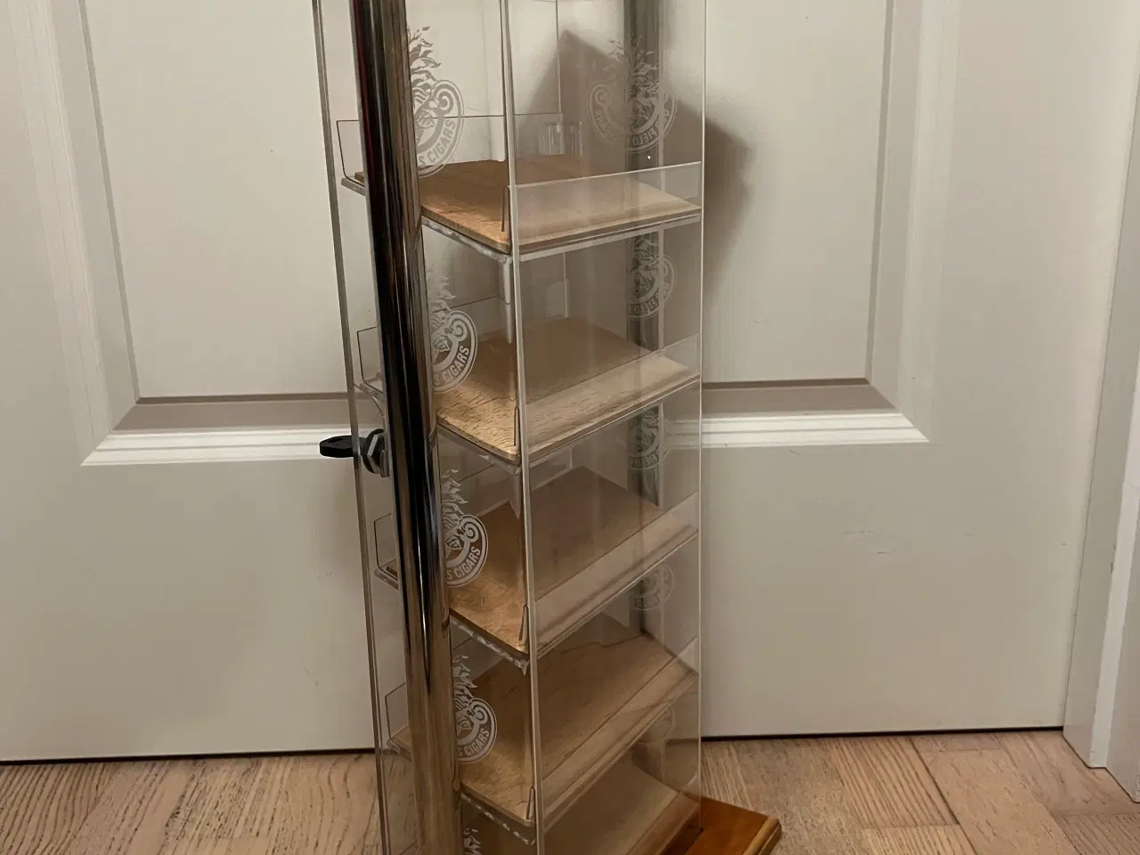 Billede 2 - Smukt udstillings skab