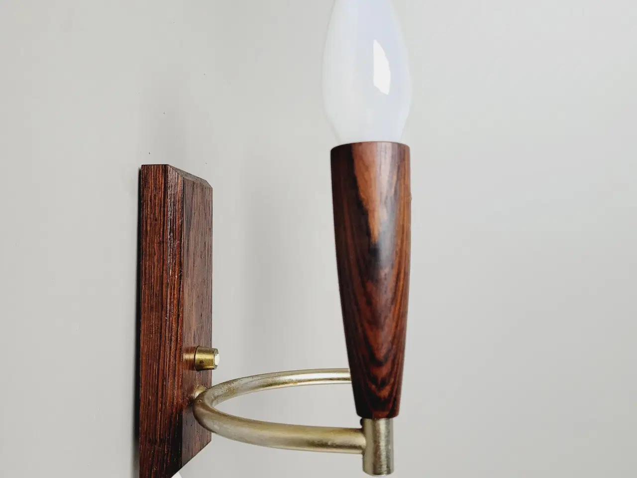 Billede 3 - ⭐️· Elegant vintage væglampe i palisander og messi