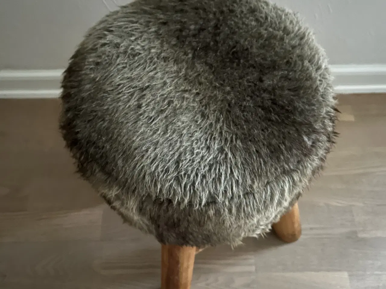 Billede 3 - Træ-skammel / taburet med “pels-betræk”