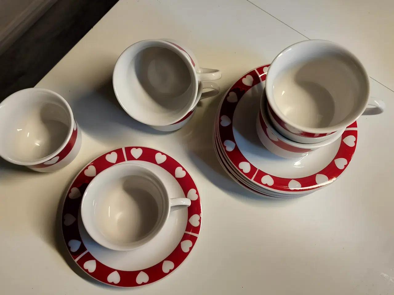 Billede 2 - 6 Julekopper og underkopper med hjerter på