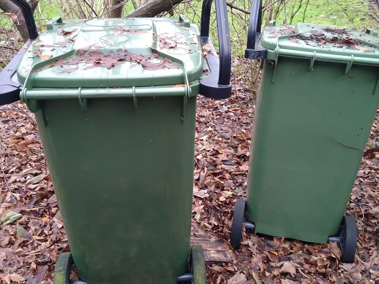 Billede 1 - To skraldespande på hjul god rumindhold. 