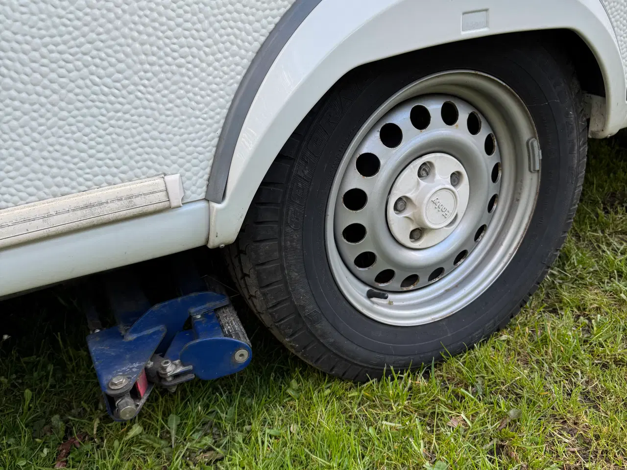 Billede 3 - Hobby 560 KMFE de luxe easy+mover, fortelt, løsøre