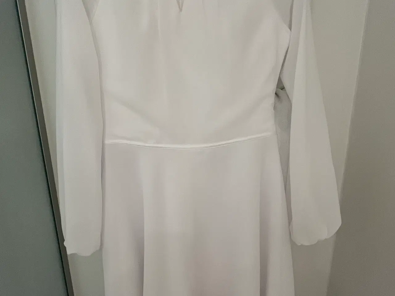 Billede 2 - Meget velholdt konfirmationskjole fra Lilly