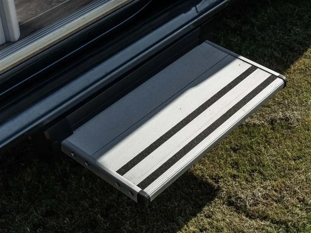 Billede 25 - 2020 - McLouis Menfys Van 04 Prestige Van med langsgående senge og fyldt med udstyr