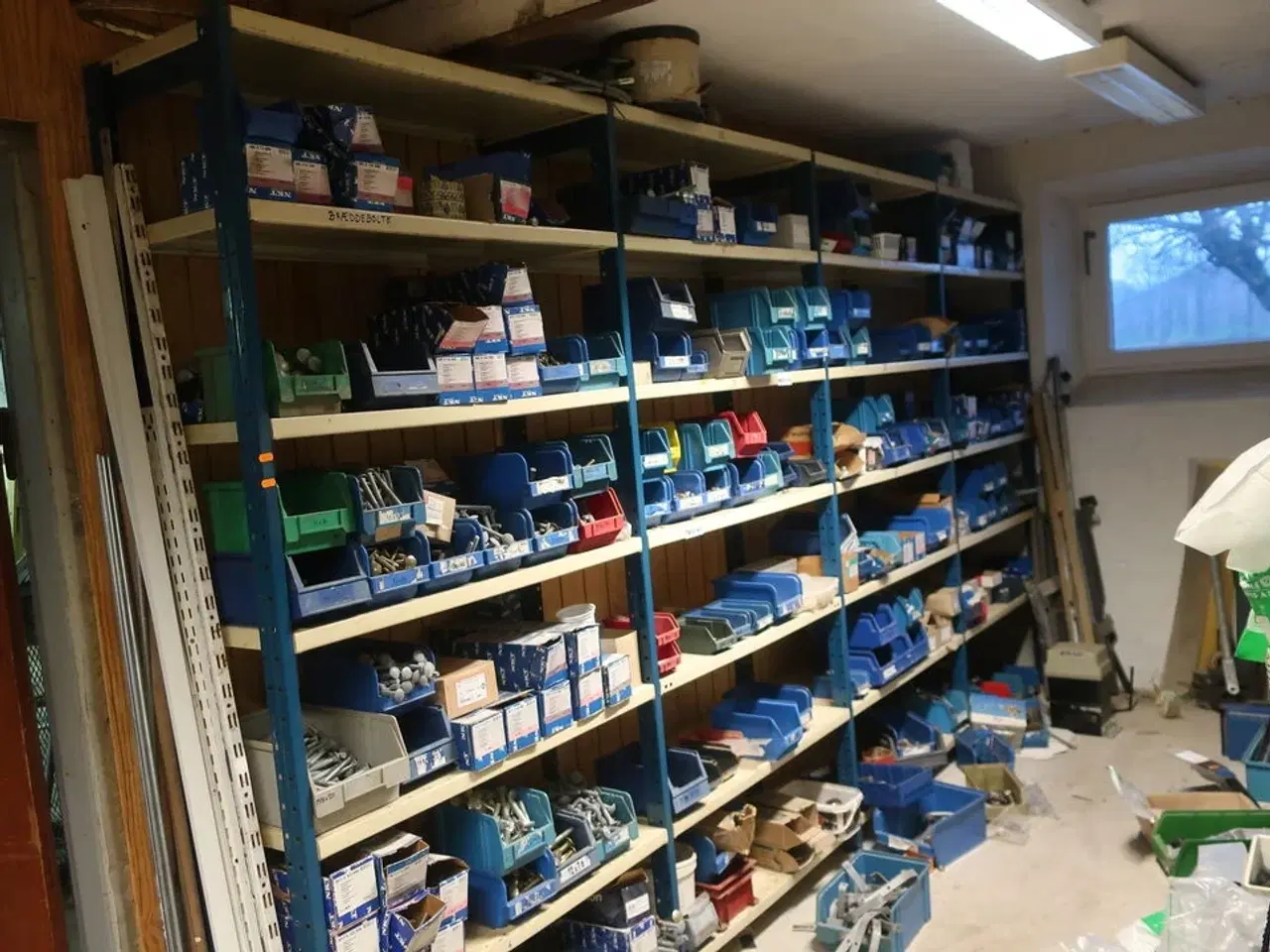 Billede 1 - 4 fag reoler inkl. indhold (se billeder)