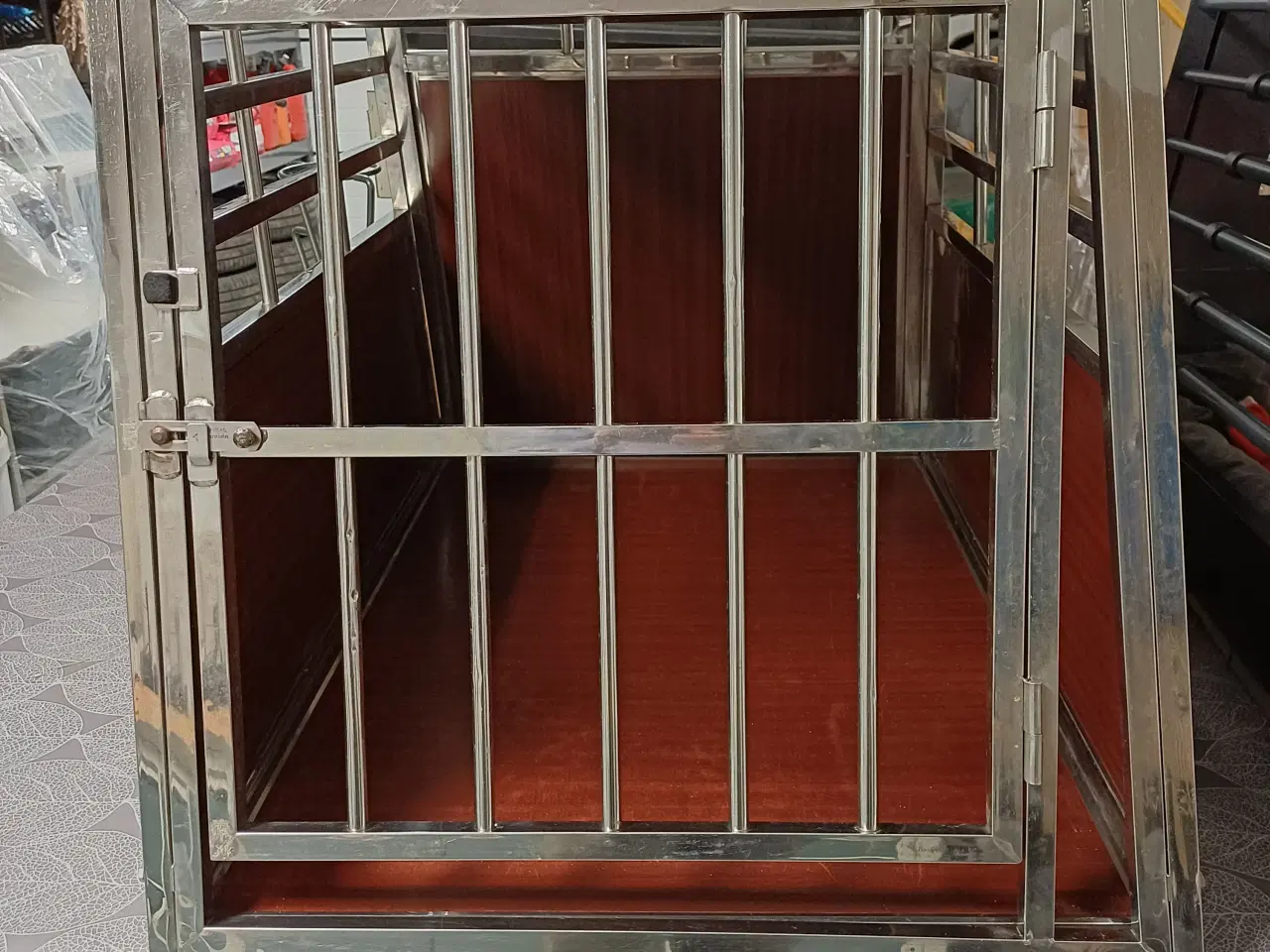 Billede 4 - Rummelig hundebur. 