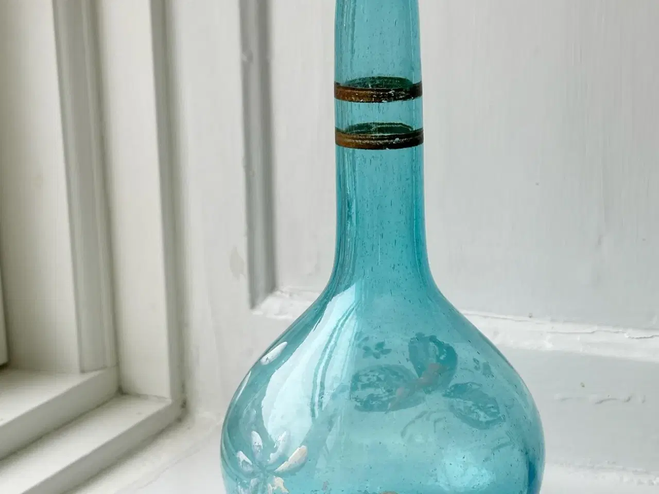 Billede 2 - Karaffel, blåt glas m patineret deko