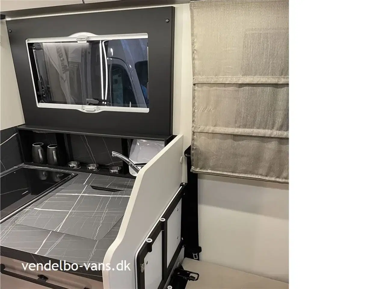 Billede 6 - 2026 - McLouis Nevis Lounge og stor højdejusterbar dobbeltseng bag + dobbeltseng foran