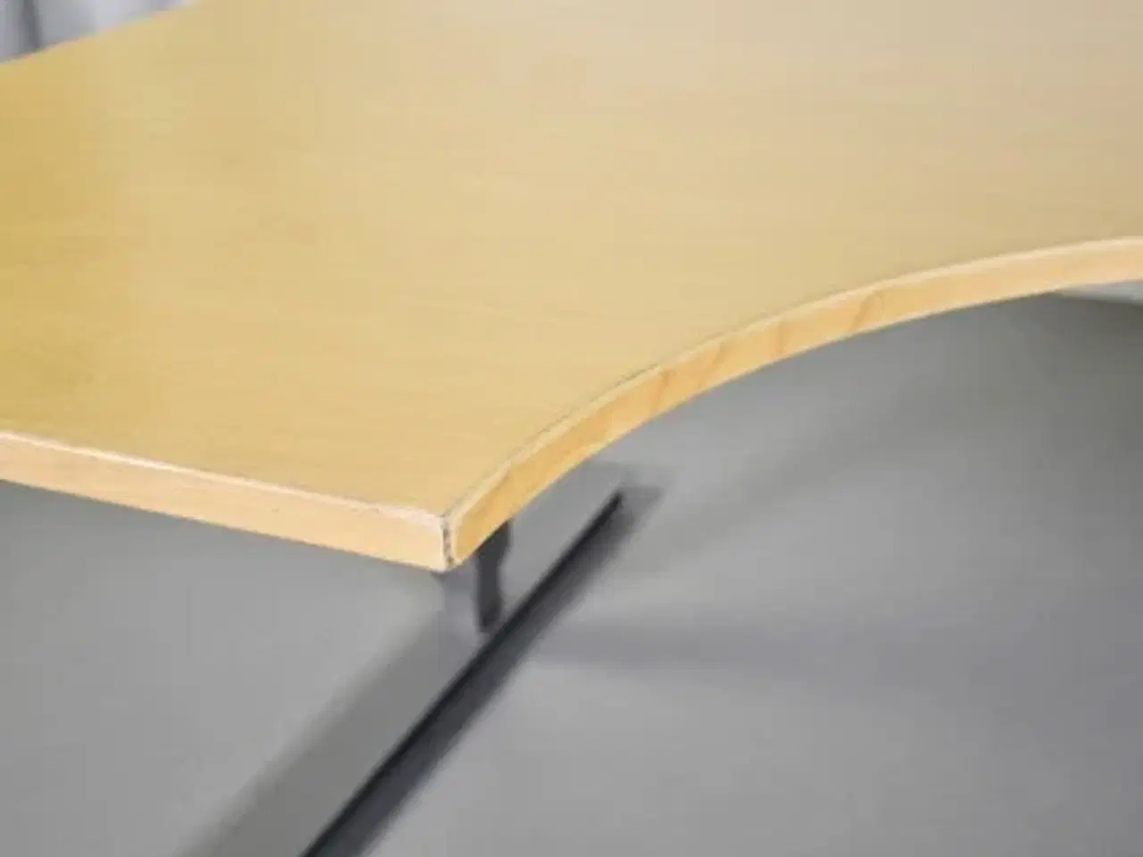 Billede 10 - Hæve-/sænkebord i ahorn med venstresving, 200 cm.