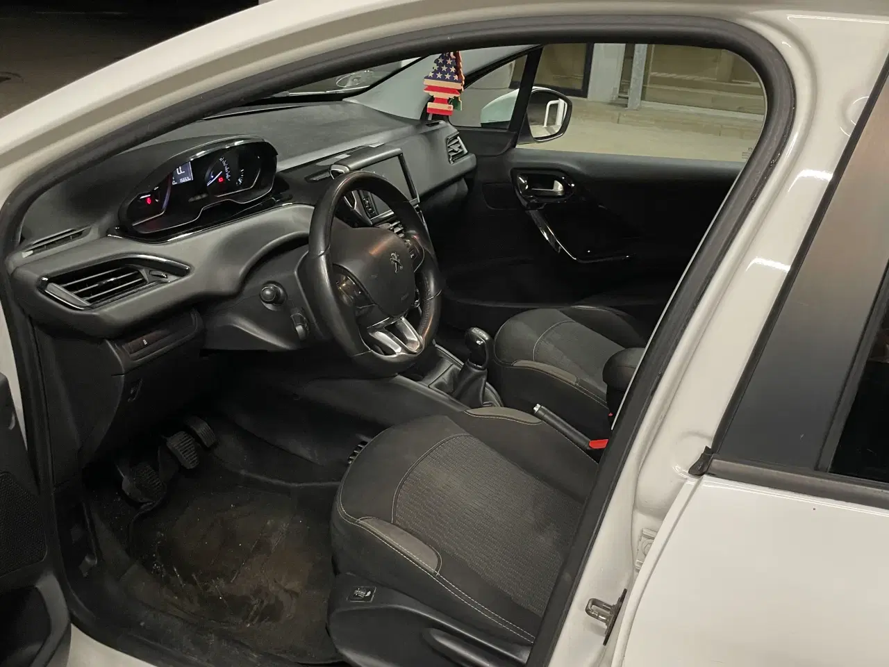 Billede 8 - Velholdt Peugeot 208 – årgang 2015 – 1 ejer