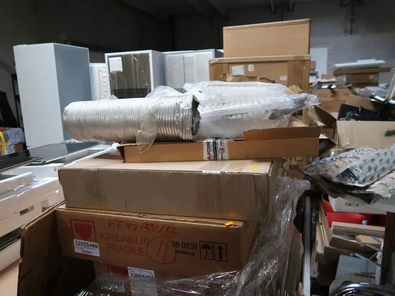 Billede 2 - Palle med div. Reservedele bl.a. køleskabsdøre m.m.