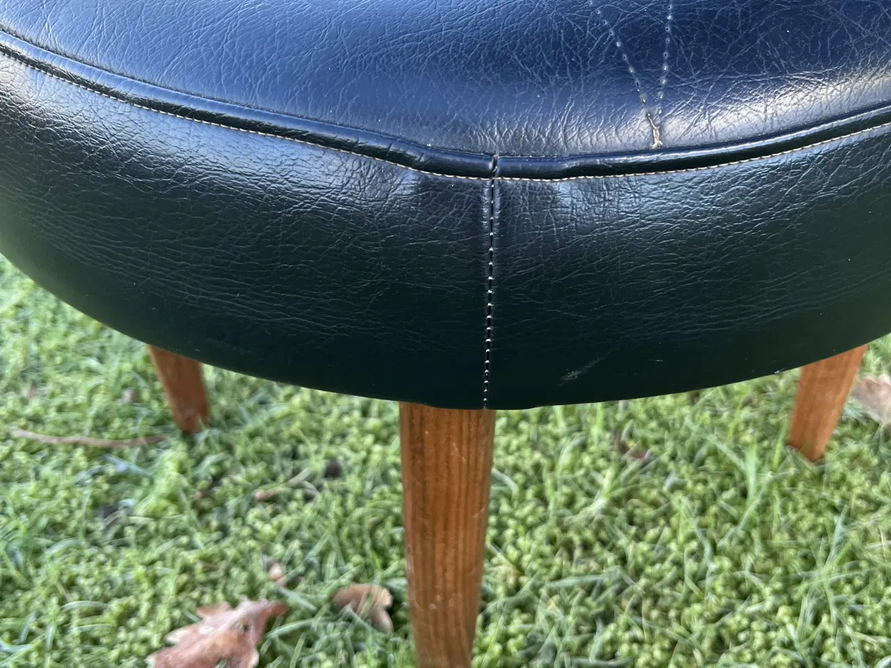 Billede 5 - Rund skammel med dekorationssyninger | Dansk desig