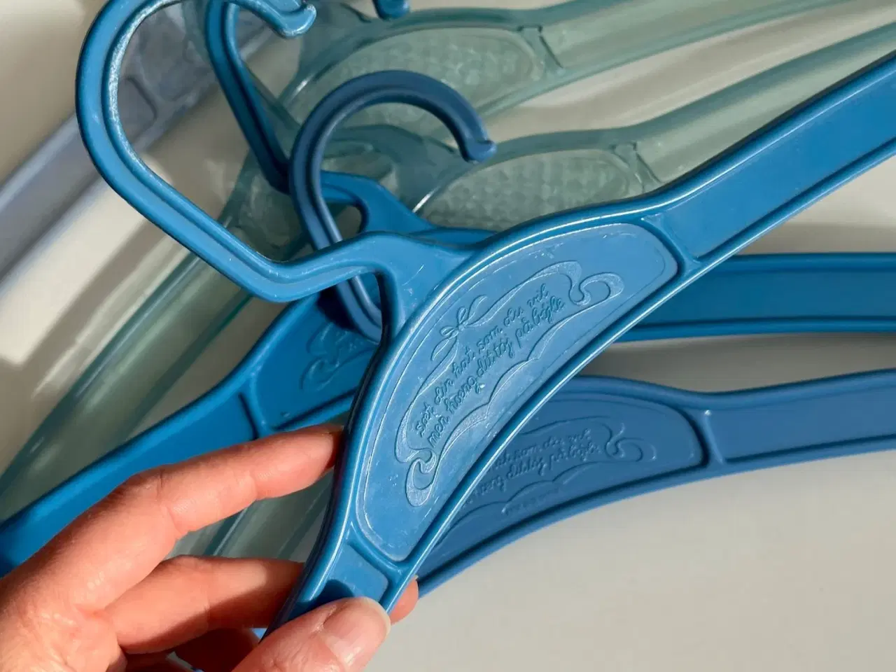 Billede 4 - Retro plastikbøjler, blålige, 7 stk samlet