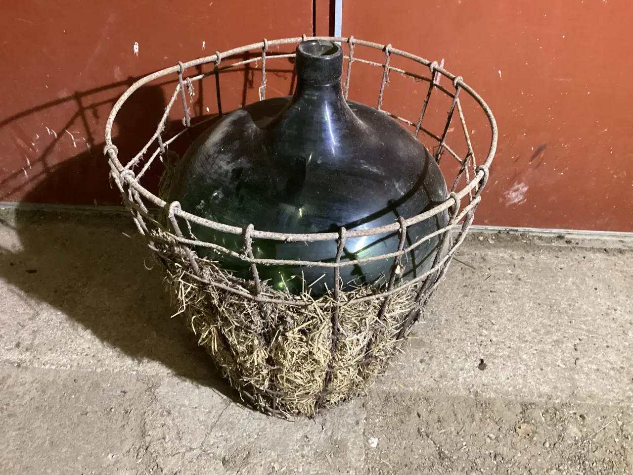 Billede 1 - Vinballon i original kurv